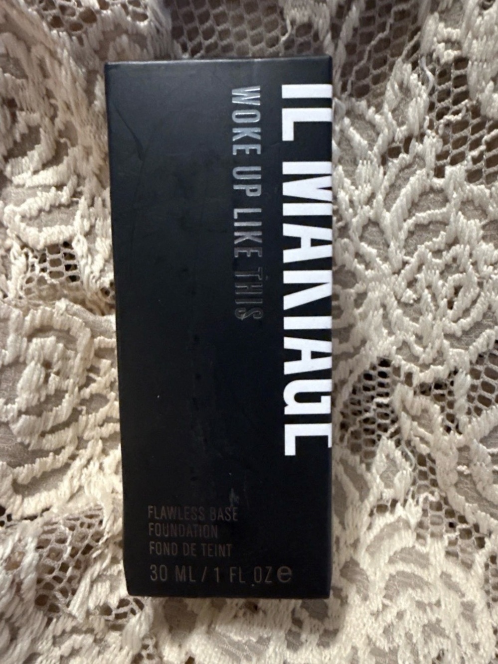 IL MAKIAGE Flawless Base Foundation - Black and White Packaging